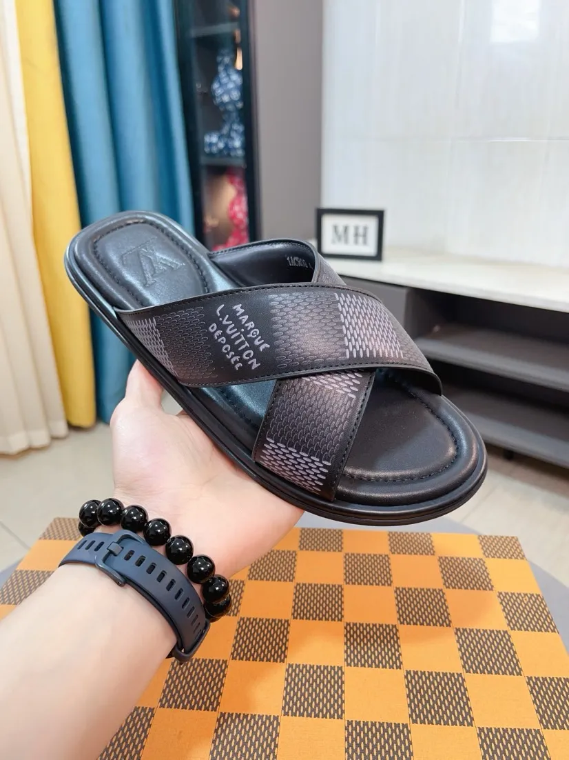 Men's shoes 💰340🌹🌹 (lv-Louis Vuitton) New men's slippers, high-end boutique, exquisite embossed logo decoration on the upper, fine workmanship, super soft soles, casual, loose and comfortable, a must-have in summer! \nsize：38-44